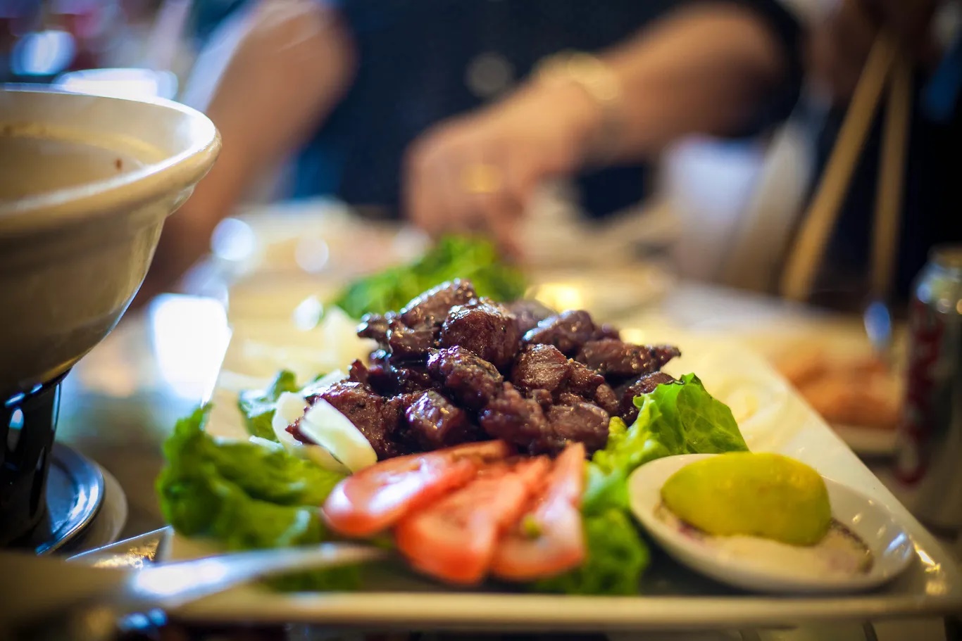 Bò Lok Lak có nhiều nét tương đồng với bò lúc lắc Việt Nam. Món này ăn với với cơm trắng nóng, xà lách, dưa leo, cà chua - Ảnh: Sodanie Chea/Flickr