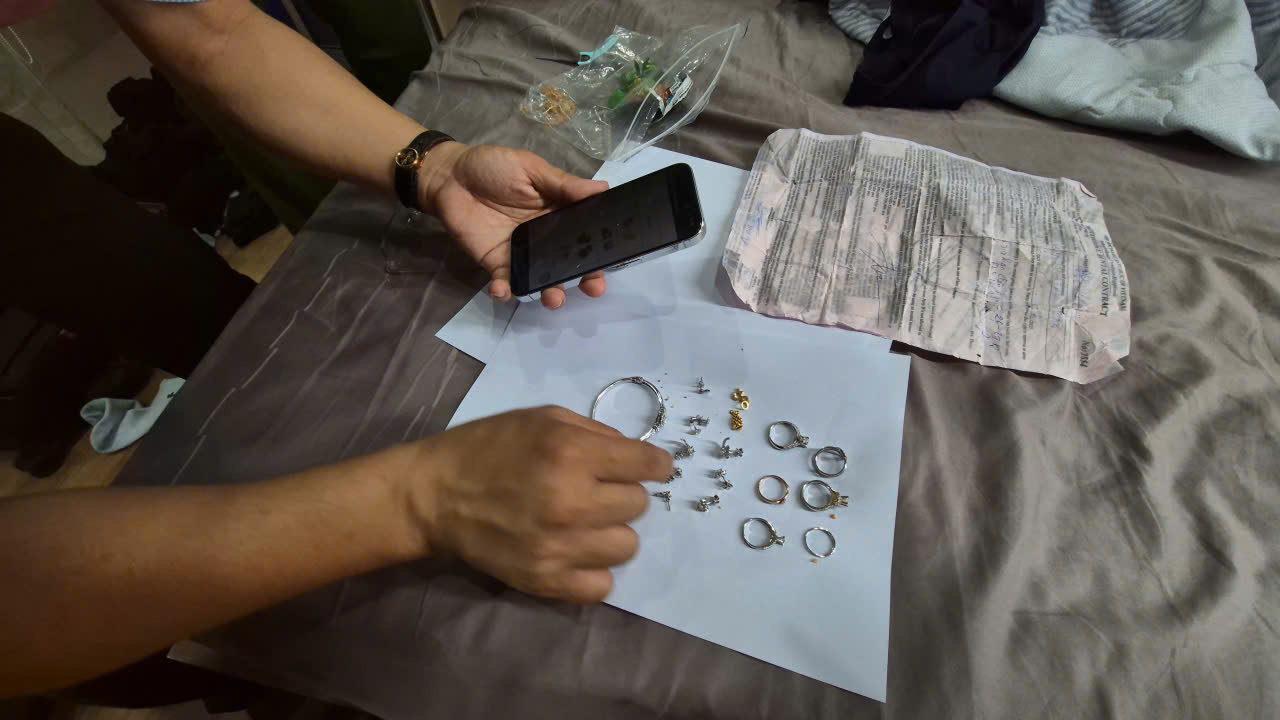 Số trang sức mà nghi phạm cướp tiệm vàng cất giấu trên trần nhà vệ sinh_Ảnh: Công an Đà Nẵng cung cấp.
