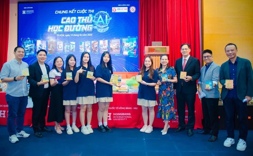 Các thí sinh tham gia cuộc thi Cao thủ AI học đường chụp hình cùng ban tổ chức. Ảnh: H.I.U
