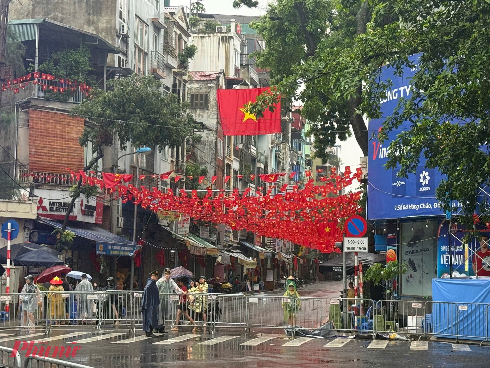 Lực lượng an ninh có mặt từ rất sớm để phân luồng, hướng dẫn người dân, bảo đảm an ninh trật tự.