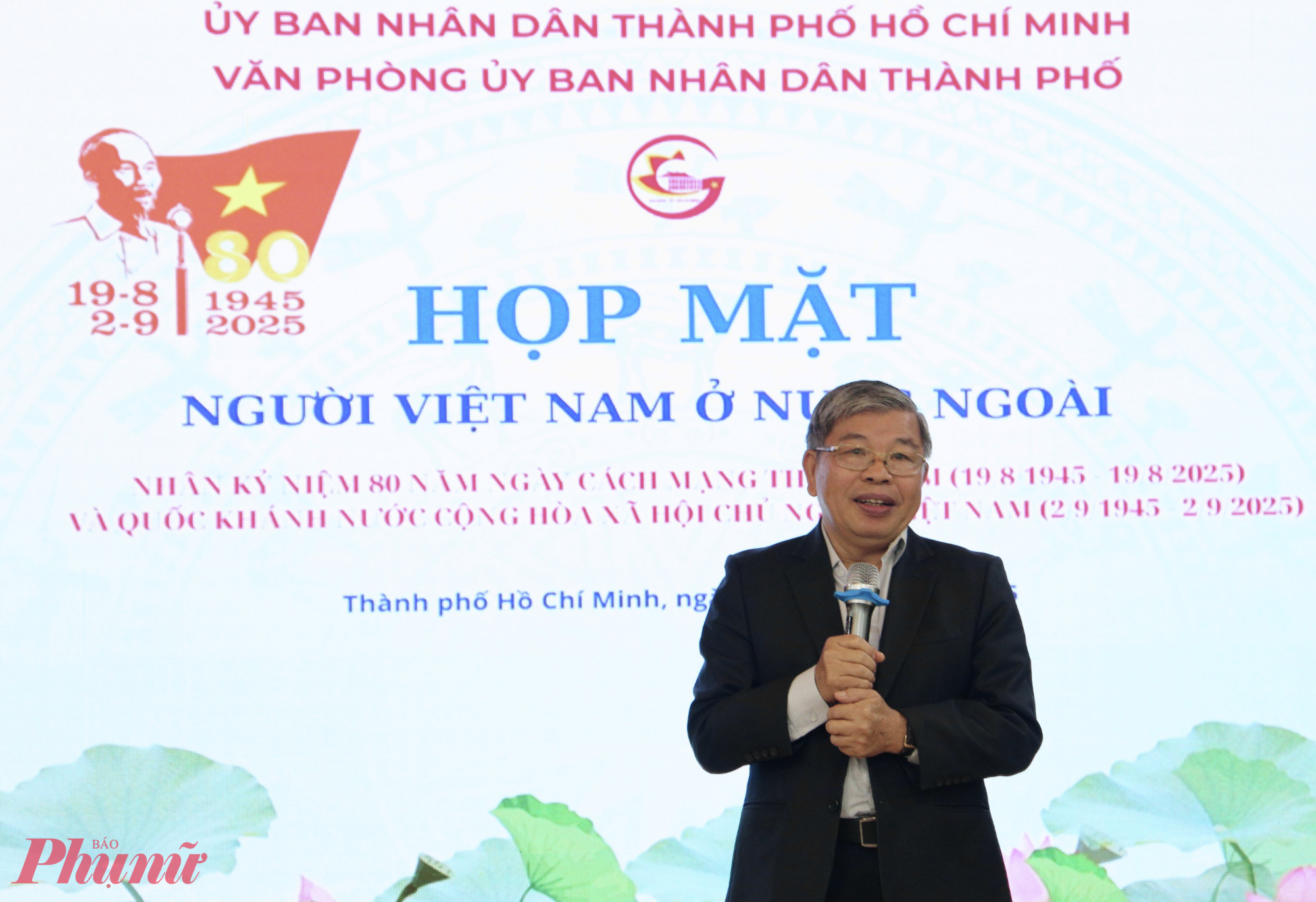 PGS.TS Hà Minh Hồng - Phó Chủ tịch Hội Khoa học Lịch sử TPHCM, Cựu chiến binh kháng chiến chống Mỹ - phát biểu tại tọa đàm, chia sẻ niềm tự hào về chặng đường lịch sử dân tộc - Ảnh: Thanh Tâm