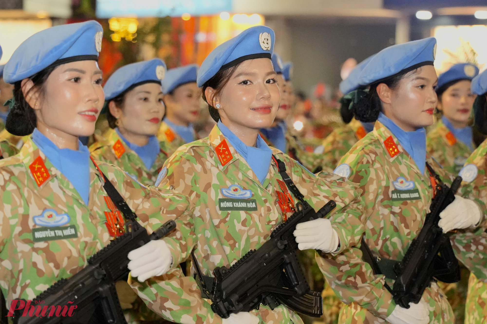 Khối 'chị em' chiến sĩ xinh đẹp khiến người dân xem diễu binh, diễu hành đắm đuối.