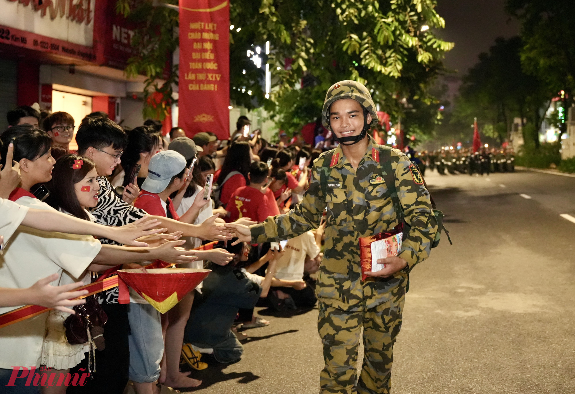 Những món quà nhỏ nhưng chứa đầy tình cảm của người dân gửi đến những chiến sĩ tham gia diễu binh, diễu hành.