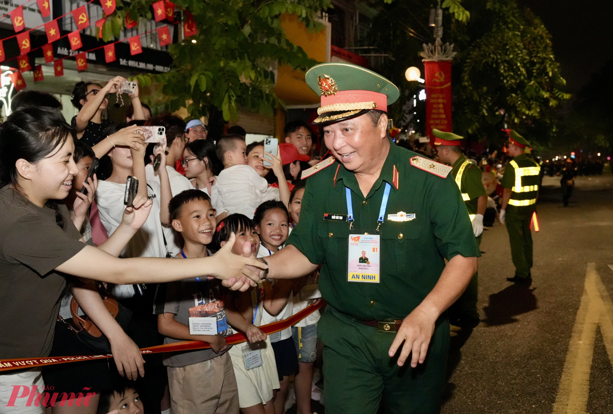 Thiếu tướng Trần Văn Trai, Phó tư lệnh Bộ tư lệnh TP Hồ Chí Minh Đi trong vòng tay của nhân dân.