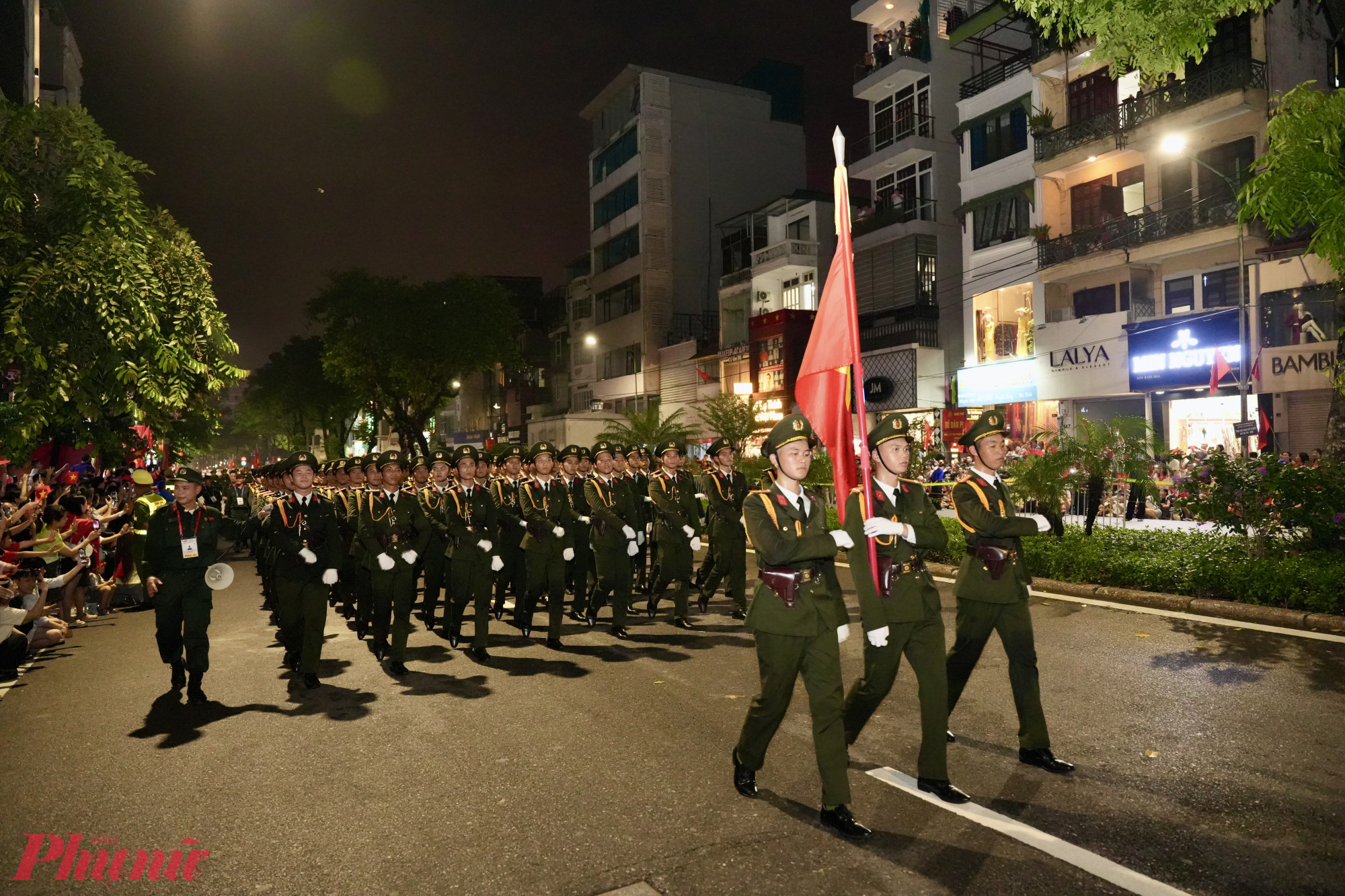 Các khối quân đội, công an Việt Nam đi trong tiếng reo hò, cổ vũ của nhân dân.