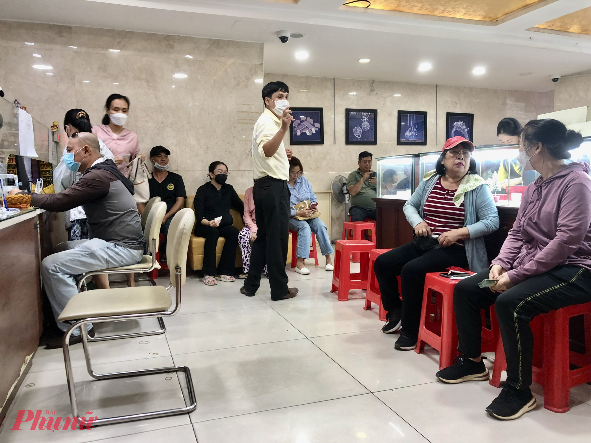 Giá vàng miếng SJC tăng mạnh 128 triệu đồng/lượng nhưng vẫn xuất hiện tình trạng nhiều người xếp hàng mua vàng - Ảnh: Thanh Hoa
