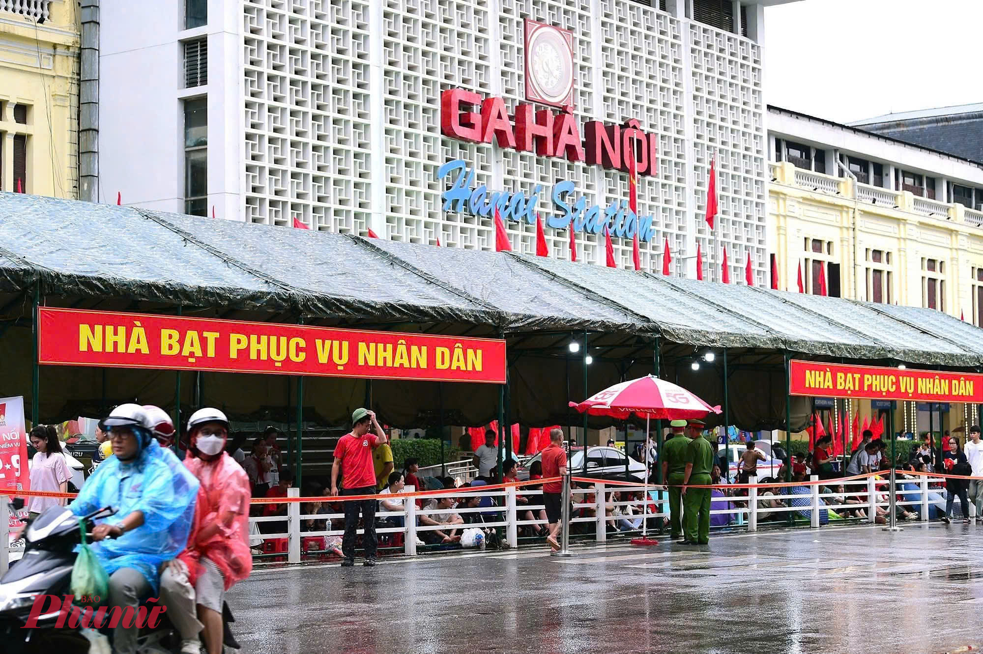 Tại khu vực Sân Ga Hà Nội, 4 nhà bạt đã được hoàn thành. Mỗi nhà bạt rộng 96 mét vuông. 