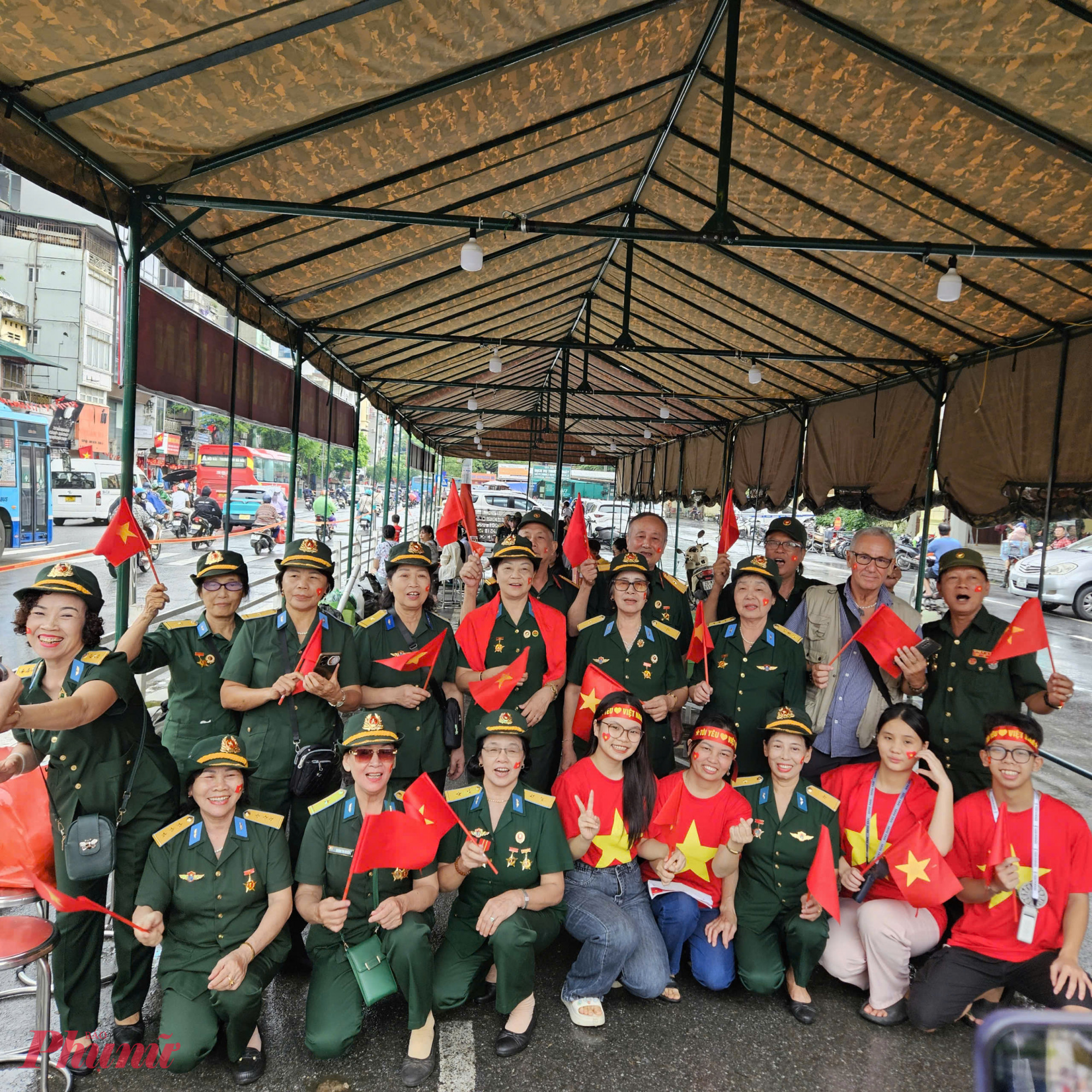 Dưới cơn mưa nặng hạt của Hà Nội, nhiều người cao tuổi chia sẻ niềm vui, sự phấn khởi khi có điểm trú chân an toàn, đảm bảo sức khỏe khi tham gia ngày hội lớn của đất nước.