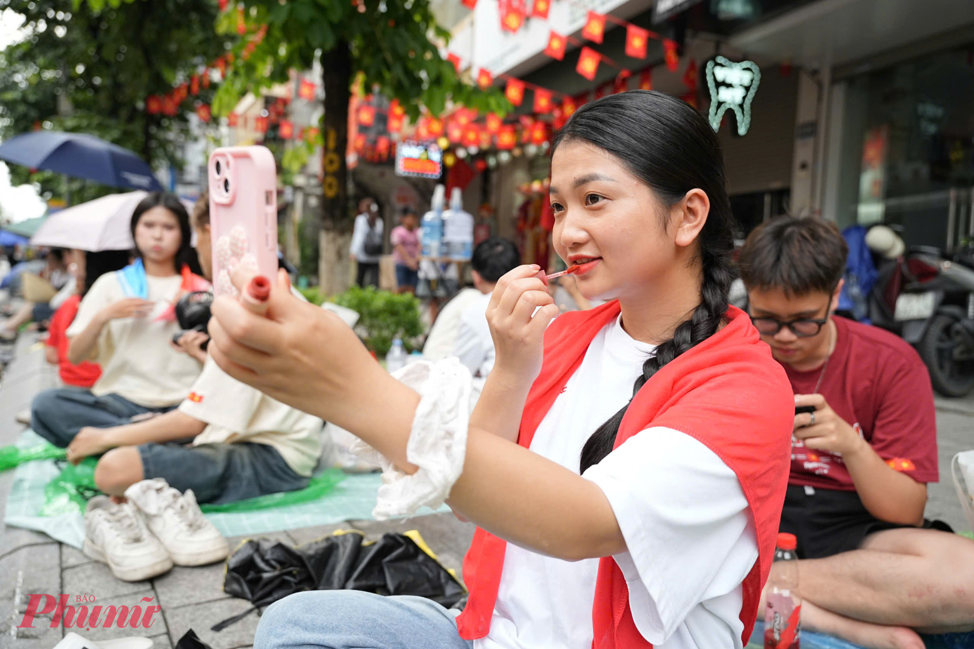 Bạn Nguyễn Thị Nhâm (Sóc Sơn) cho biết, vì thời gian đợi khá lâu nên tranh thủ make thật kỹ để xuất hiện lung linh trướng các khối diễu binh.