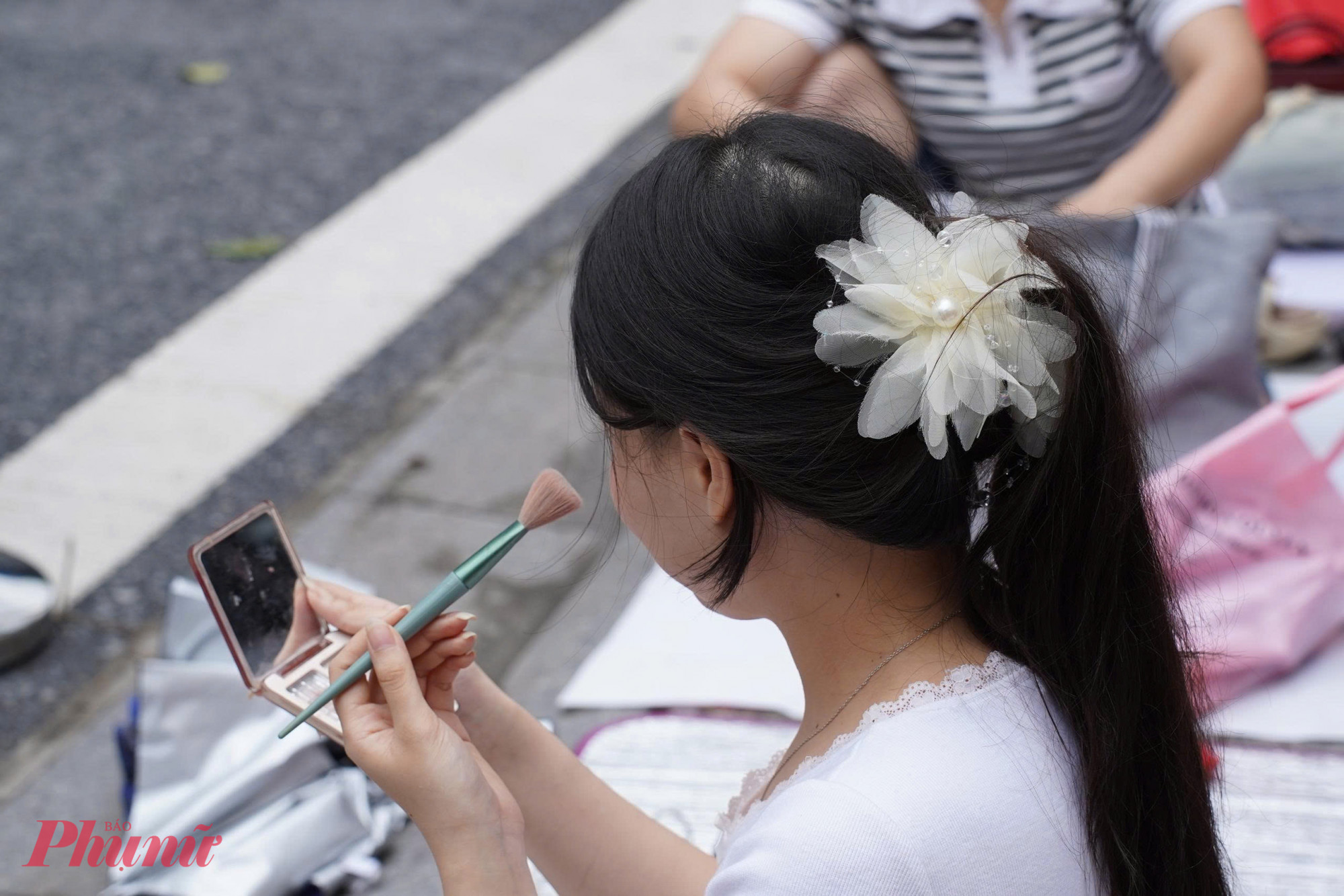 Các nàng thơ make up trên vỉa hè, chờ các khối điêu binh, diễu hành
