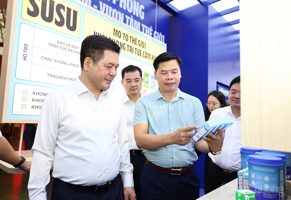 Vinamilk tự hào tham gia Triển lãm thành tựu 80 năm Quốc khánh, khẳng định vị thế thương hiệu sữa dẫn đầu Bộ trưởng Bộ Công Thương Nguyễn Hồng Diên tham quan và kiểm tra gian hàng Vinamilk tại khu trưng bày - Ảnh: Nam Nguyễn