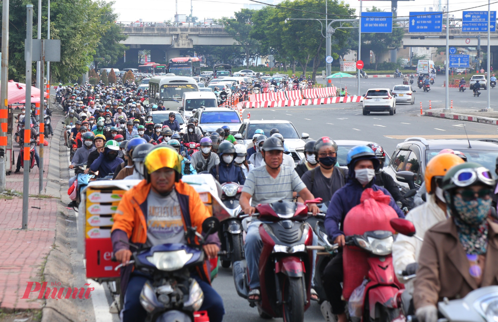 Kẹt xe nghiêm trọng tại đầu cầu Bình Triệu 2, đoạn gần vòng xoay Bình Lợi. 