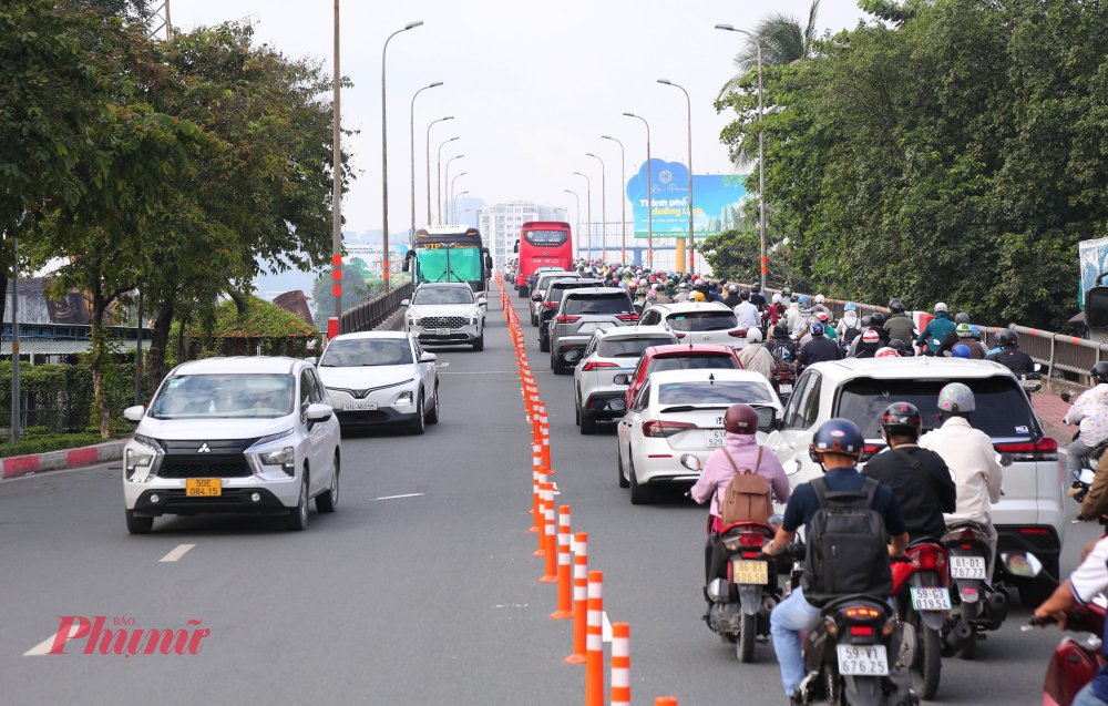 Làn ô tô trên cầu Bình Triệu 2 hướng từ Xô Viết Nghệ Tĩnh đi về Thủ Đức (cũ) giao thông ổn định.