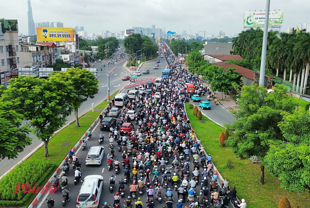 Hàng nghìn phương tiện chật vật di chuyển qua cầu Bình Triệu 2 để đến trung tâm TP