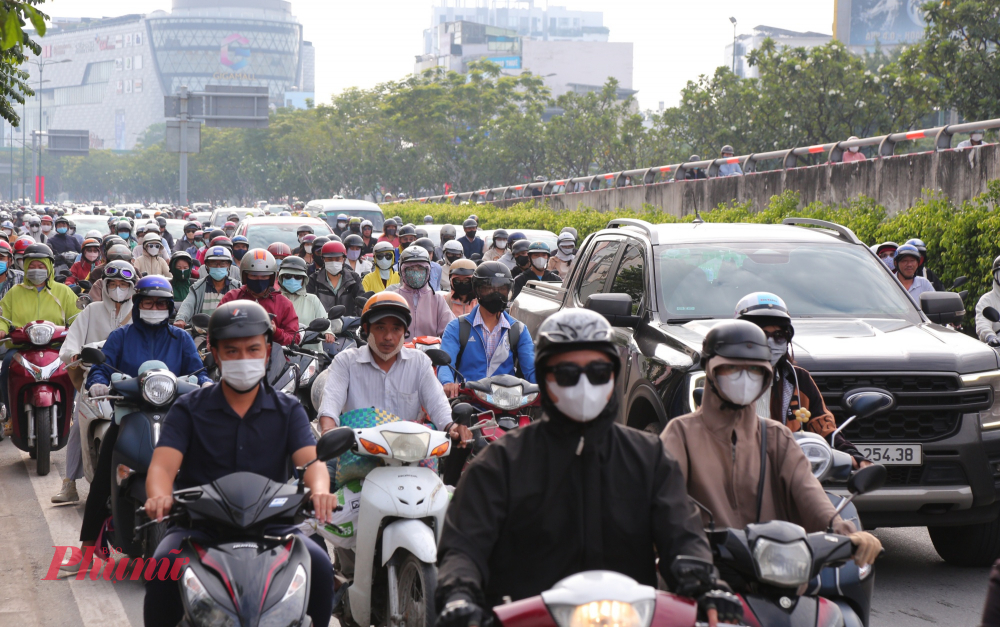 Các phương tiện chôn chân trên đường Phạm Văn Đồng hướng về vòng xoay cầu Bình Lợi để đi qua cầu Bình Triệu 2.