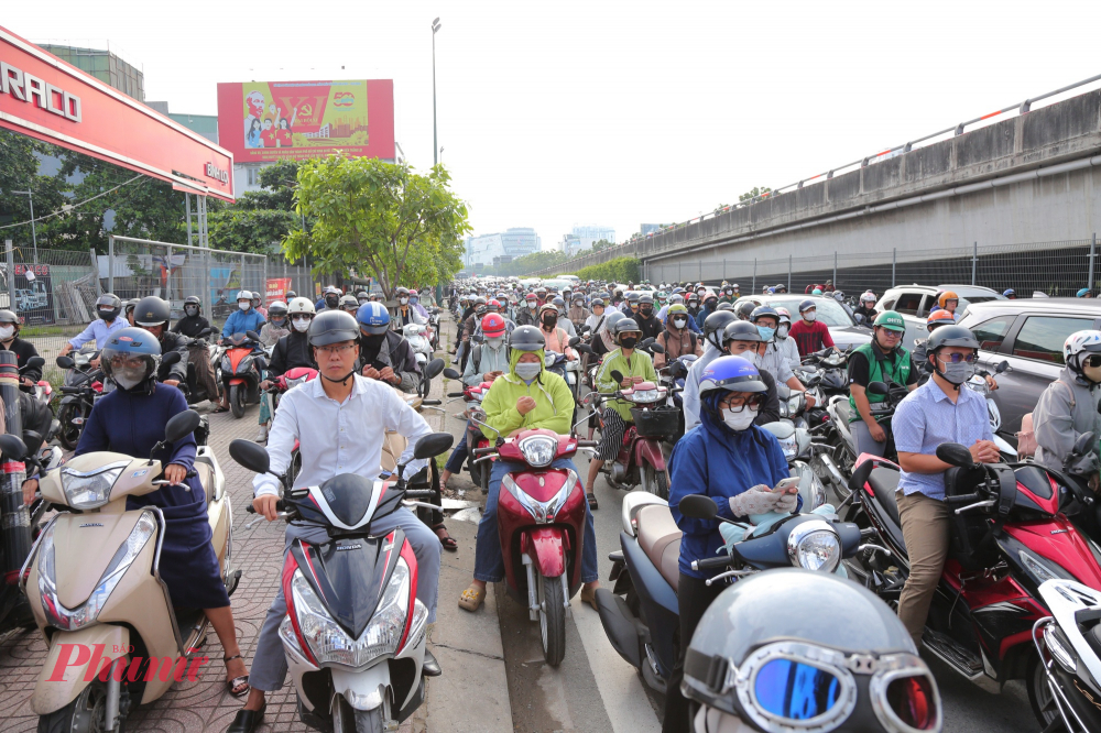 Kẹt xe từ dưới lòng đường đến vỉa hè trên đường Phạm Văn Đồng.