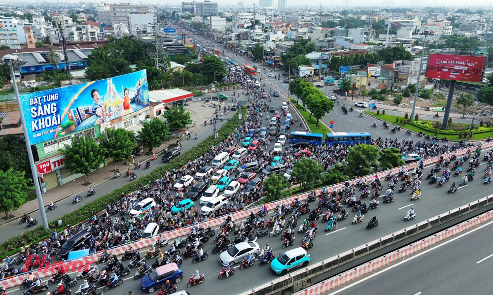 Do bị kẹt xe trên cầu Bình Triệu 2 đã khiến các tuyến đường kết nối như Phạm Văn Đồng, Quốc lộ 13 hướng về trung tâm TP đều bị kẹt xe dây chuyền.