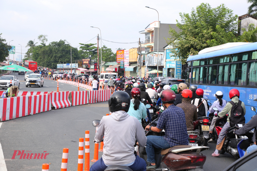 Việc cấm ô tô cầu Bình Triệu 1, ô tô được đi qua cầu Bình Triệu 2 khiến cầu này chịu áp lực giao thông rất lớn, tạo nút thắt cổ chai. 