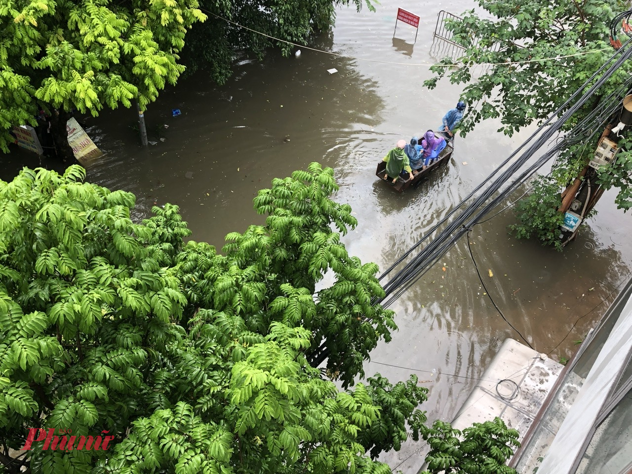 Người dân kéo thuyền để thoát khỏi điểm ngập - ảnh: Như Diệp