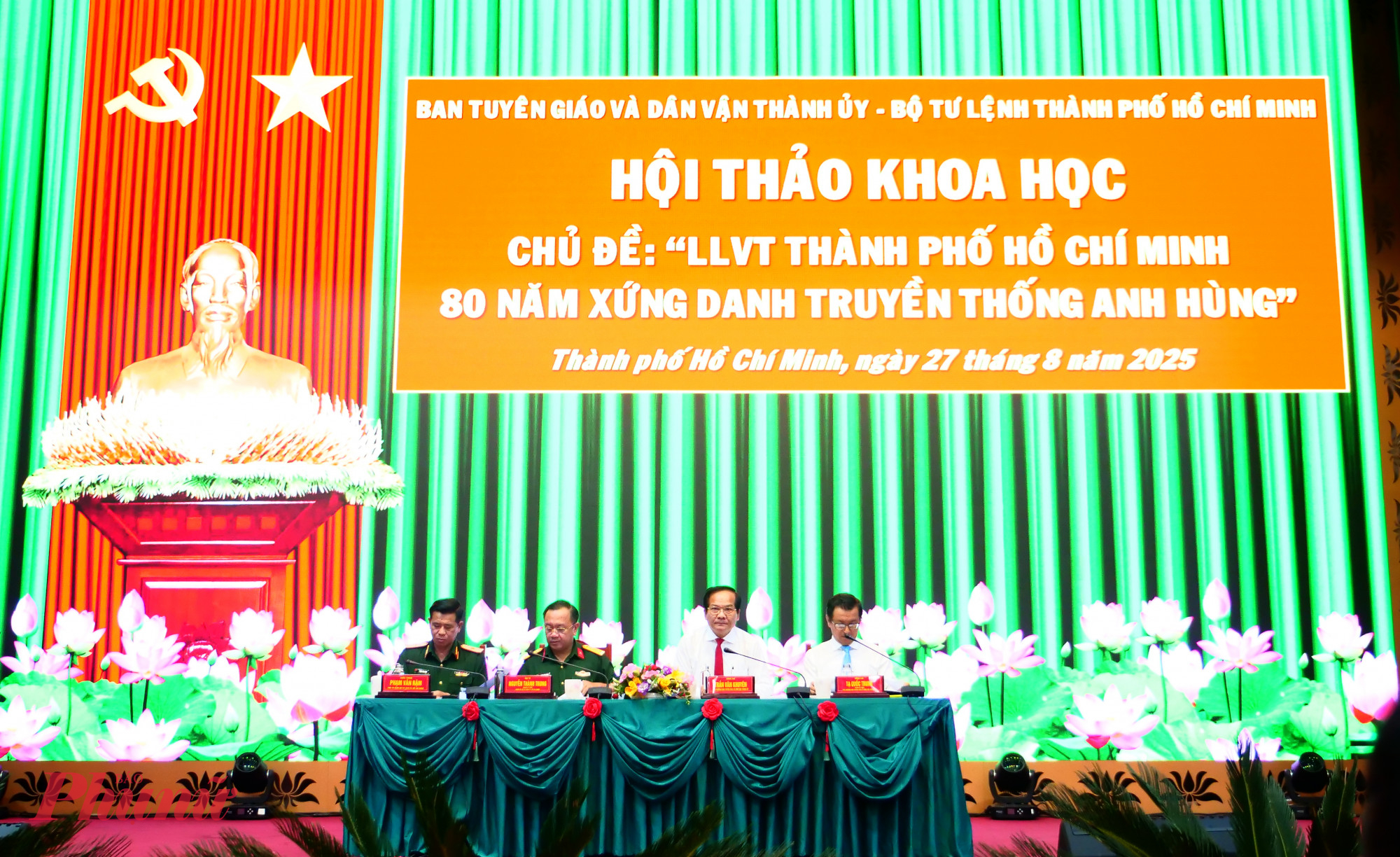 Đoàn Chủ trì hội thảo (theo tứ tự từ trái qua), gồm có: Thiếu tướng Phạm Văn Rậm, Đại tá Nguyễn Thành Trung, Phó trưởng Ban Tuyên giáo và Dân vận Thành ủy TPHCM Trần Văn Khuyên và hó trưởng Ban Tuyên giáo và Dân vận Thành ủy TPHCM  Tạ Quốc Trung
