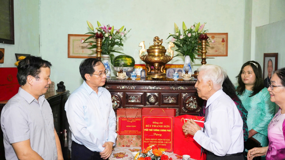 Những ký ức còn vẹn nguyên về mùa thu cách mạng 1945 ở Huế Phó thủ tướng Bùi Thanh Sơn (thứ hai từ trái qua) đến tận nhà (đường Đống Đa, TP Huế) thăm, tặng quà gia đình ông Nguyễn Văn Tiên dịp 27/7/2025