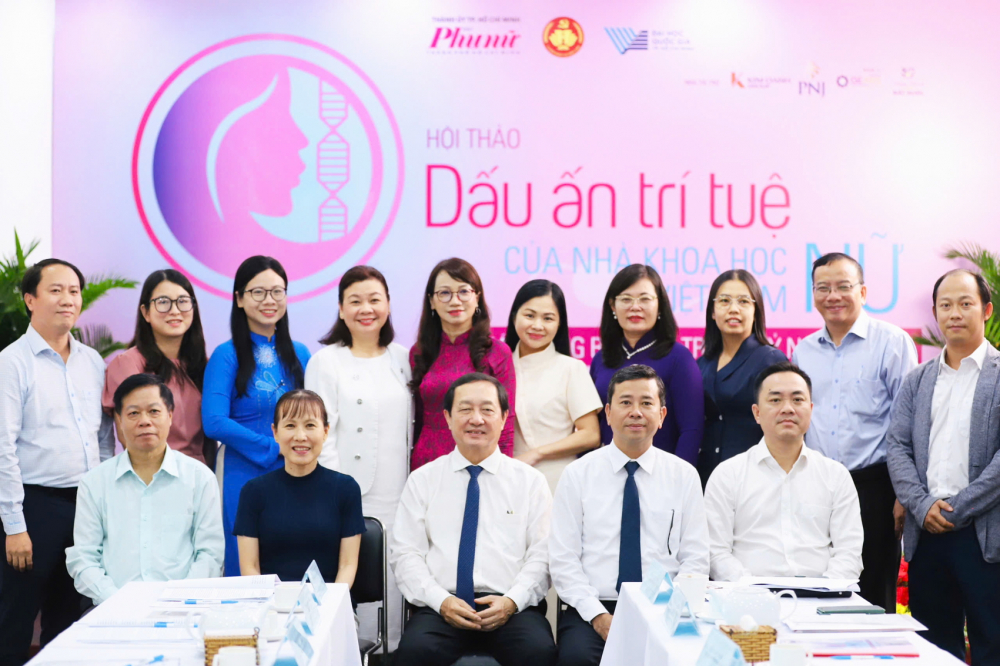 Được trao quyền và cổ vũ, nhà khoa học nữ Việt Nam sẽ viết nên kỳ tích Phó giáo sư, tiến sĩ Huỳnh Thành Đạt (hàng ngồi, thứ ba từ phải qua) và đại diện các bộ, ban, ngành trung ương, TPHCM cùng đại diện Ban biên tập Báo Phụ nữ TPHCM và các nhà khoa học tại hội thảo - ẢNH: THÀNH LÂM