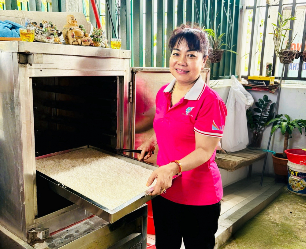Những phụ nữ thầm lặng giữ lửa bếp yêu thương nơi phố thị Chị Lê Thị Tuyết Nga chuẩn bị các suất cơm nghĩa tình gửi đến người lao động khó khăn qua mô hình “Bếp ăn yêu thương”