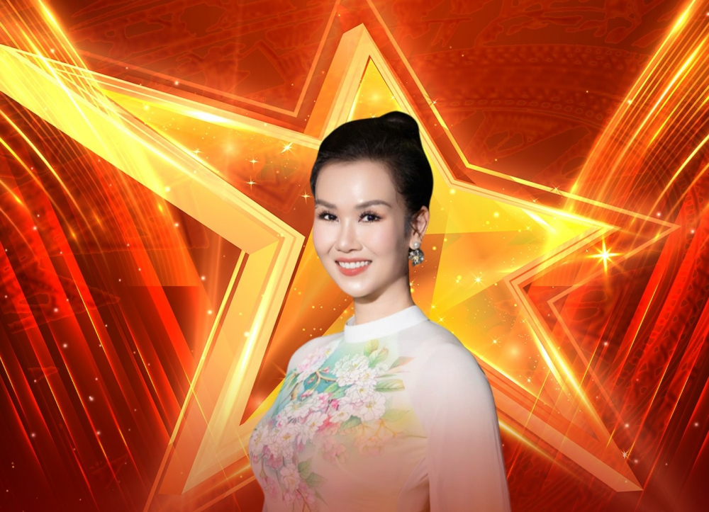 Ca sĩ Võ Hạ Trâm thể hiện ca khúc mới của mình là Nguyện là người Việt Nam - Ảnh: Trung tâm Nghệ thuật TPHCM