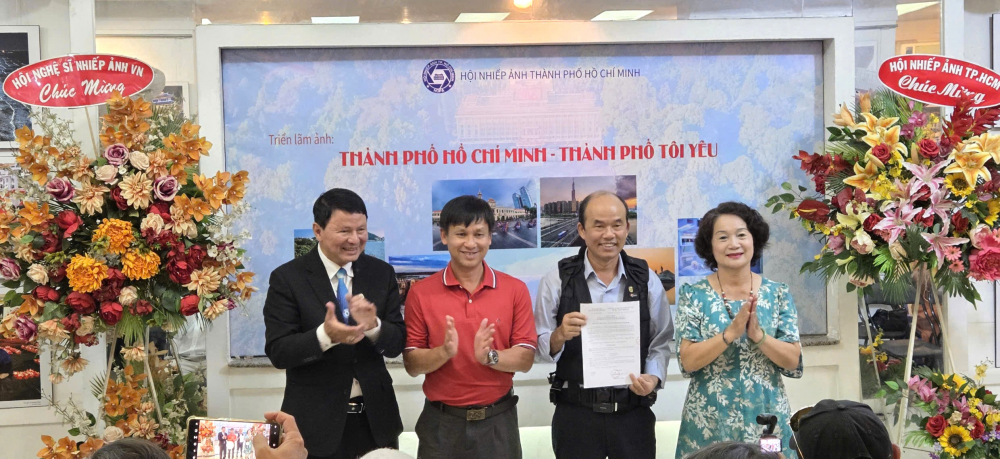 Trao quyết định thành lập 2 chi hội mới của Hội Nhiếp ảnh TPHCM.