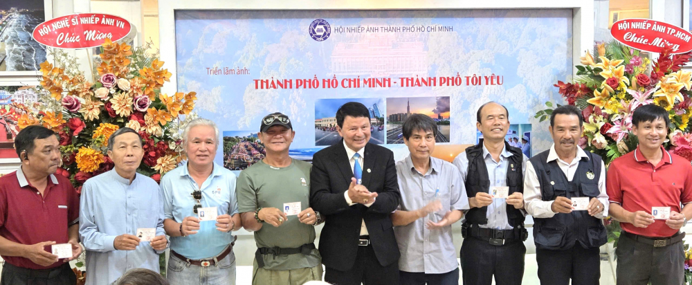 Trao thẻ hội viên cho thành viên 2 chi hội mới.