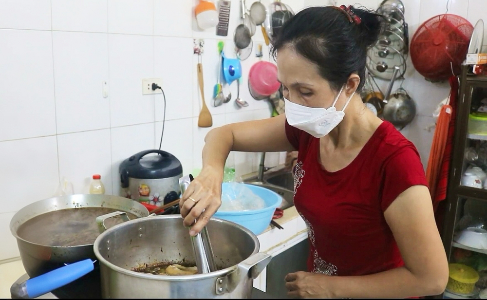 Những phụ nữ thầm lặng giữ lửa bếp yêu thương nơi phố thị Chị Nguyễn Ngọc Phượng Liên miệt mài nấu hàng ngàn suất cơm nghĩa tình suốt 3 năm qua