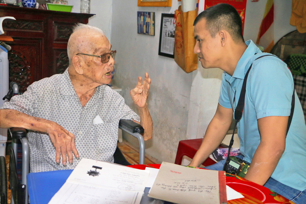 Những ký ức còn vẹn nguyên về mùa thu cách mạng 1945 ở Huế Nhiếp ảnh gia Võ Viết Đức (bên trái) kể về những sự kiện ở cố đô Huế cách đây 80 năm
