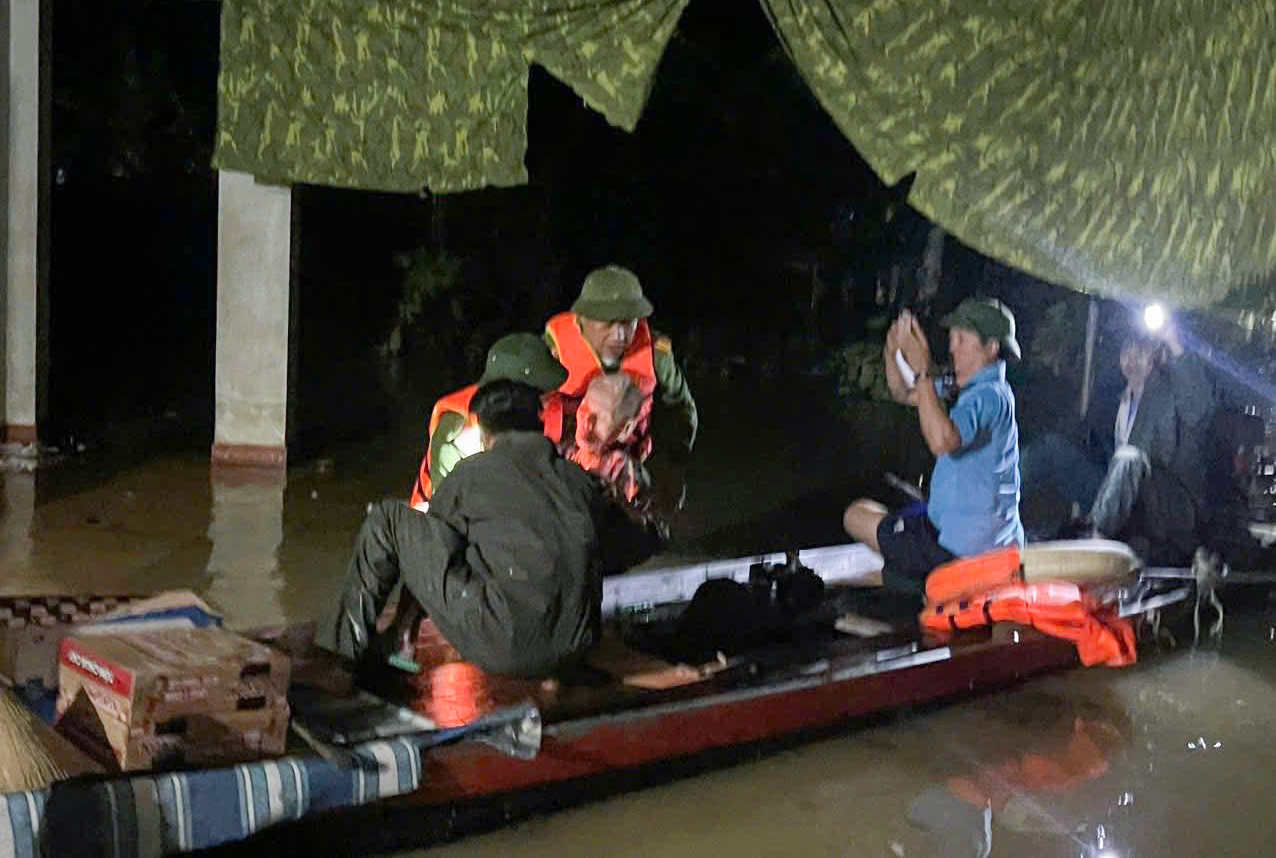 Lực lượng chức năng xã Thành Bình Thọ hỗ trợ người dân di dời trong đêm - Ảnh: Hoàng Anh