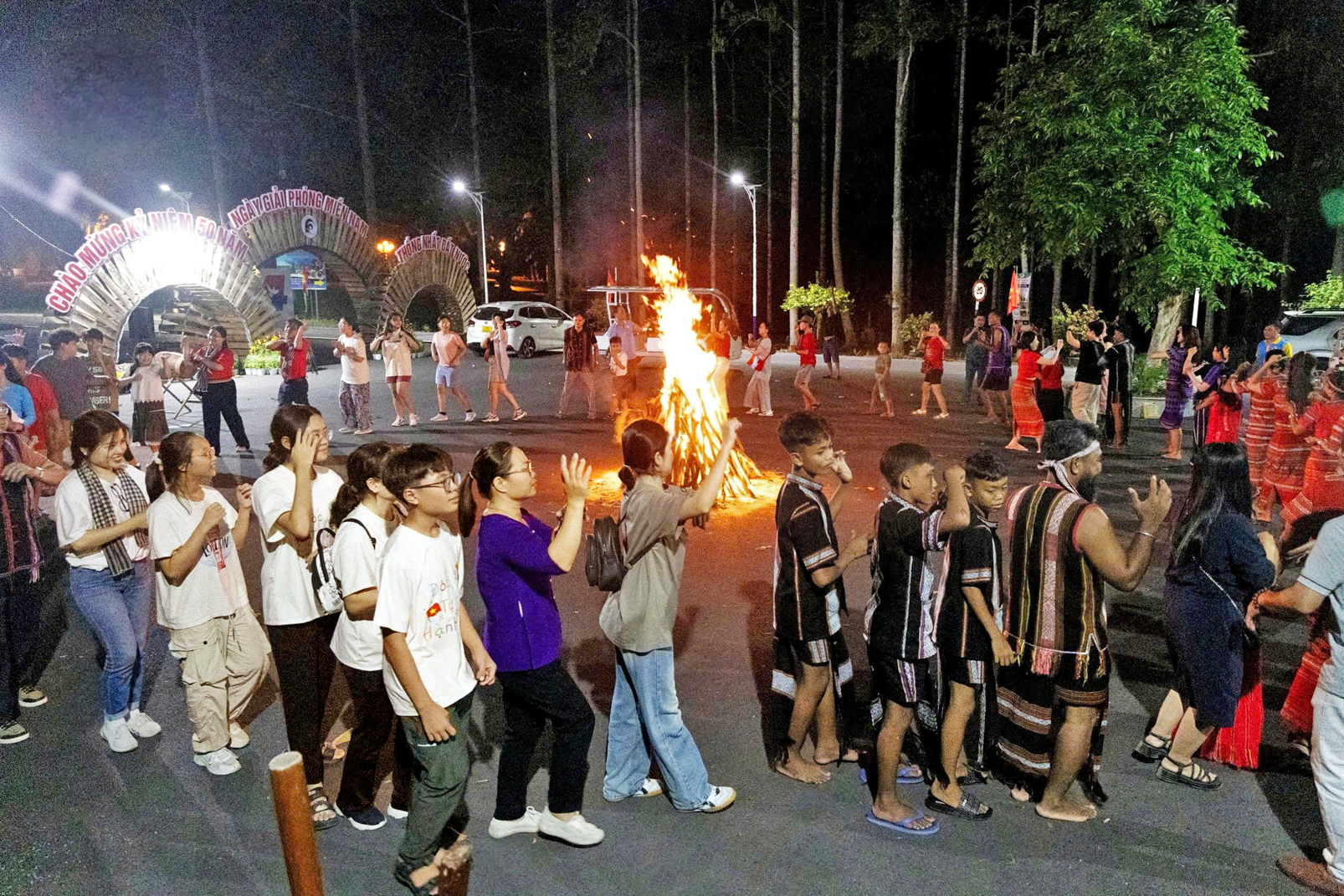 Một hoạt động tương tác với khán giả trong tour “Trăng chiến khu” của khu di tích lịch sử địa đạo Củ Chi 