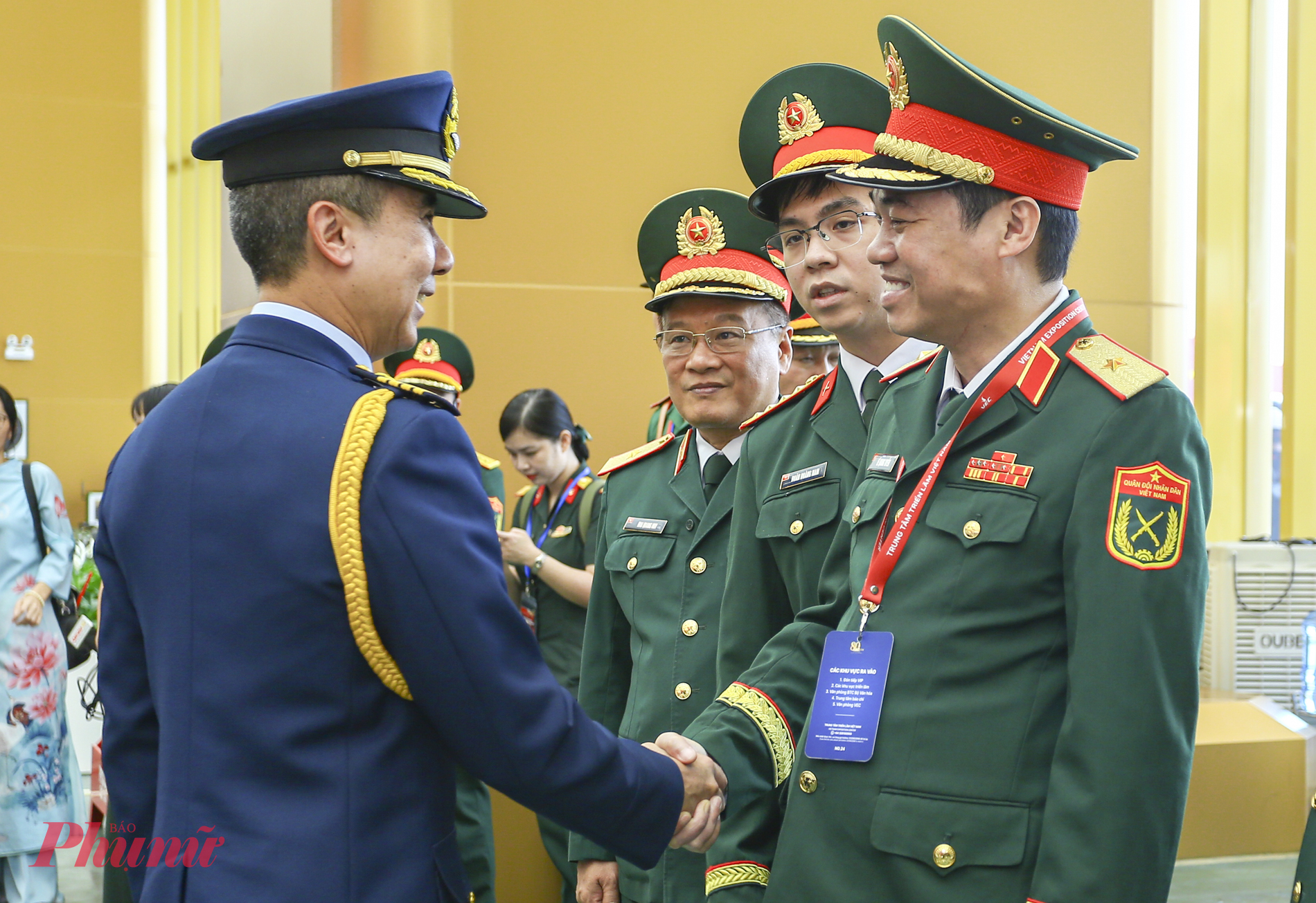 Quân nhân nước ngoài đến thăm, chiêm ngưỡng trang thiết bị hiện đại của Bộ Quốc phòng trưng bày tại triển lãm.
