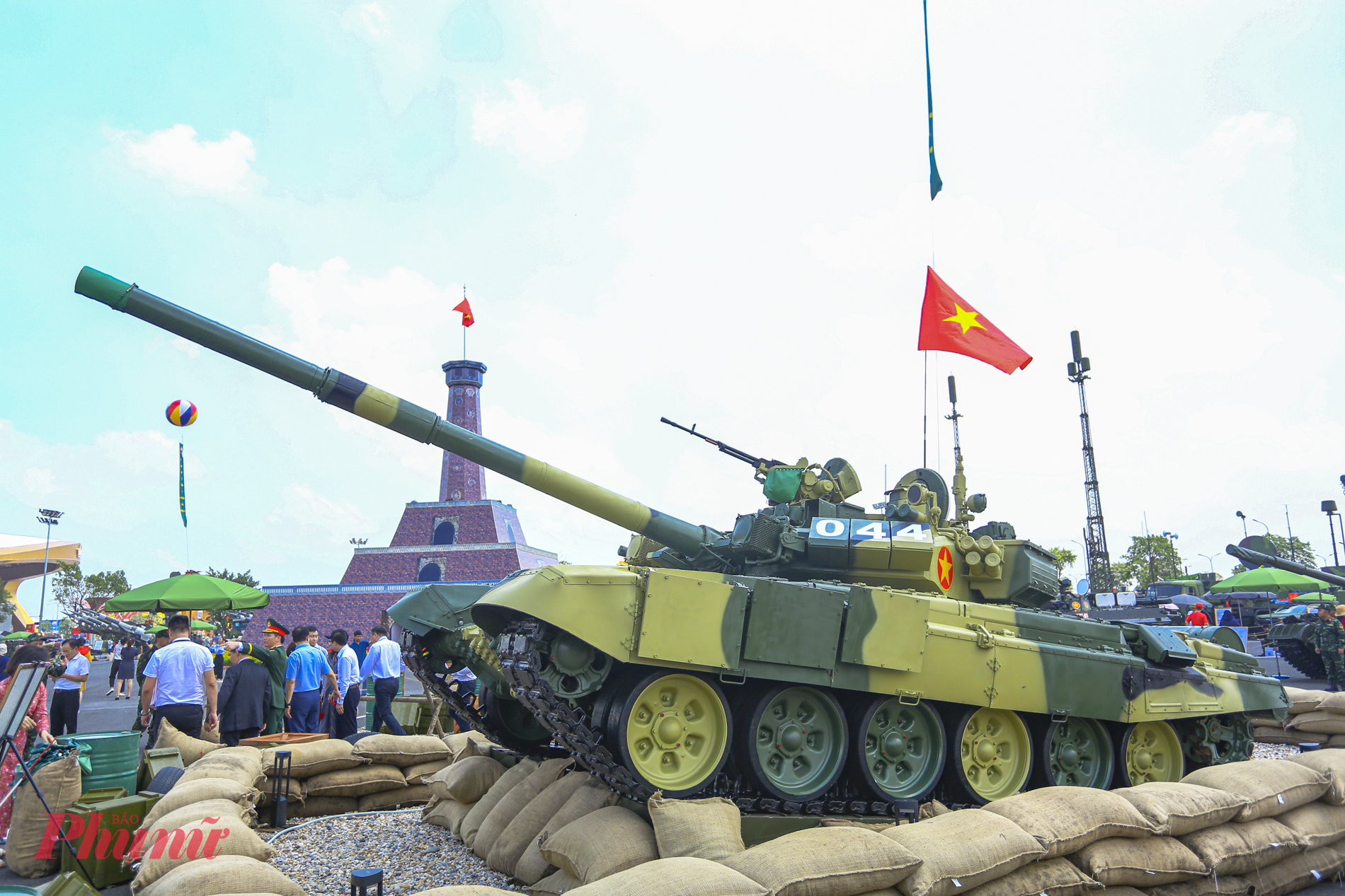 Xe tăng T-90S là một trong những dòng xe tăng chiến đấu chủ lực hàng đầu của Liên bang Nga và trên thế giới. Xe tăng T-90 nổi tiếng ở sự kết hợp giữa hỏa lực mạnh mẽ, khả năng cơ động và hệ thống giáp bảo vệ đa lớp đã được chứng minh qua nhiều cuộc xung đột trong thời gian qua.