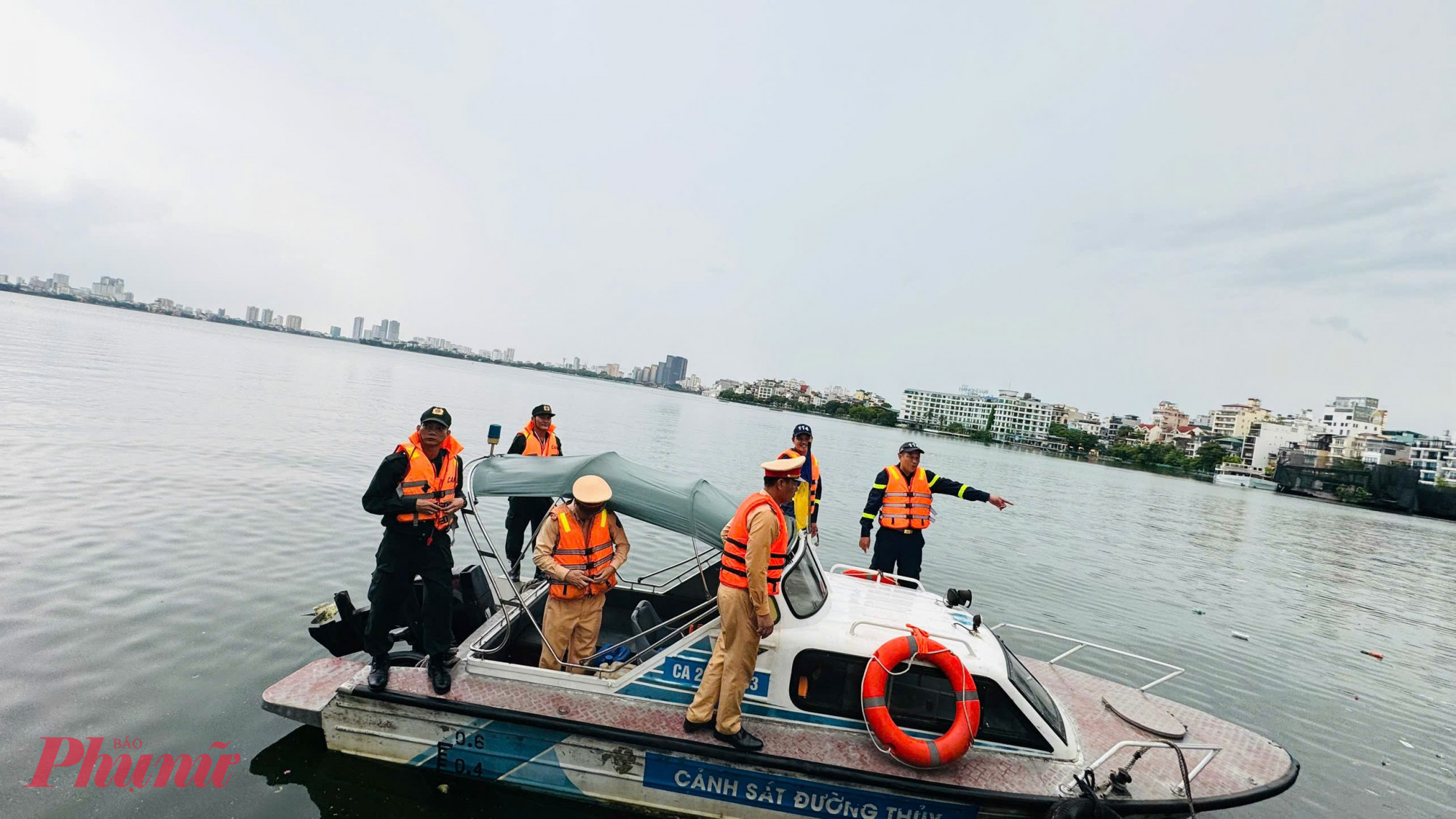 Lực lượng CSGT đường thủy đã tăng cường tuần tra, kiểm soát và phối hợp với các đơn vị chức năng để kịp thời xử lý các tình huống phát sinh.