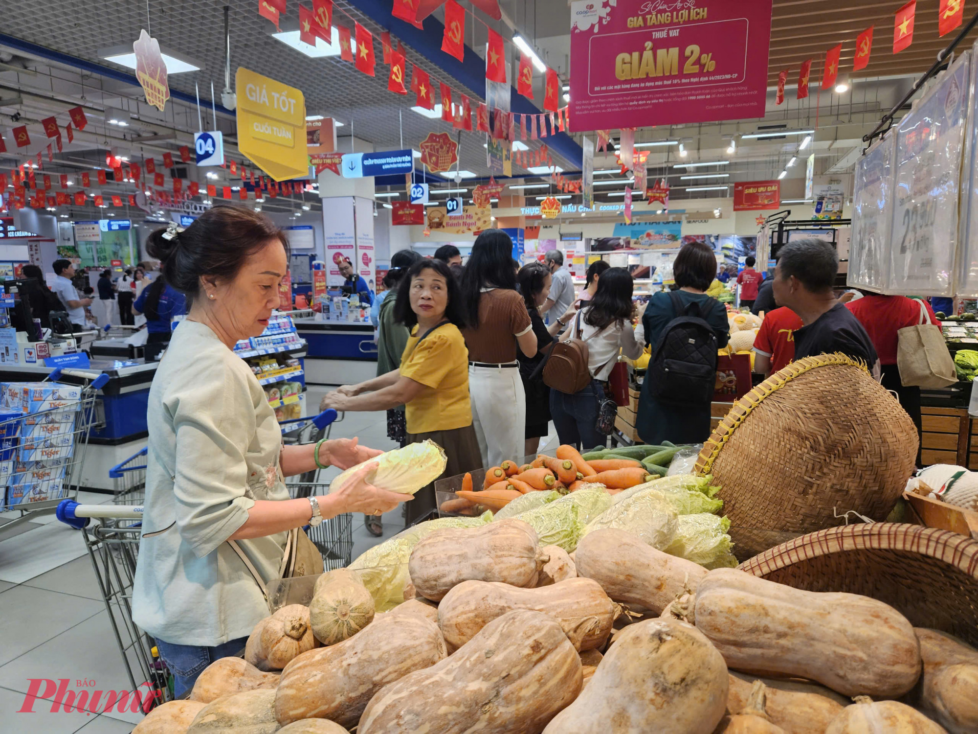 Lượng khách đến các siêu thị mua sắm đã bắt đầu tăng 