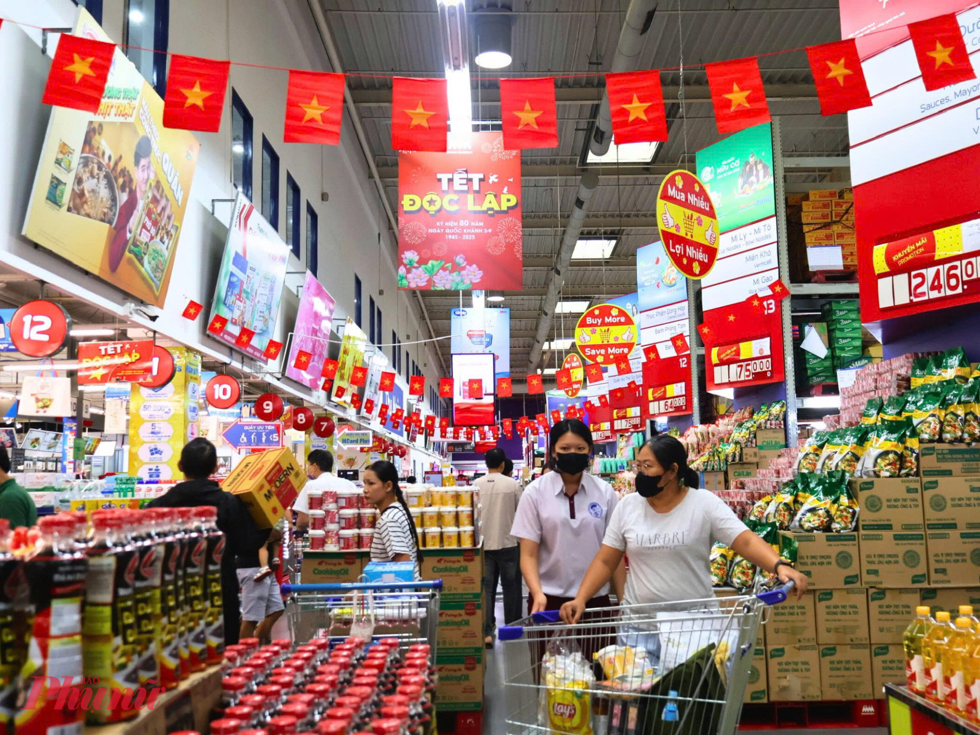 MM Mega Market An Phú trang hoàng rực rỡ hình ảnh Quốc Kỳ