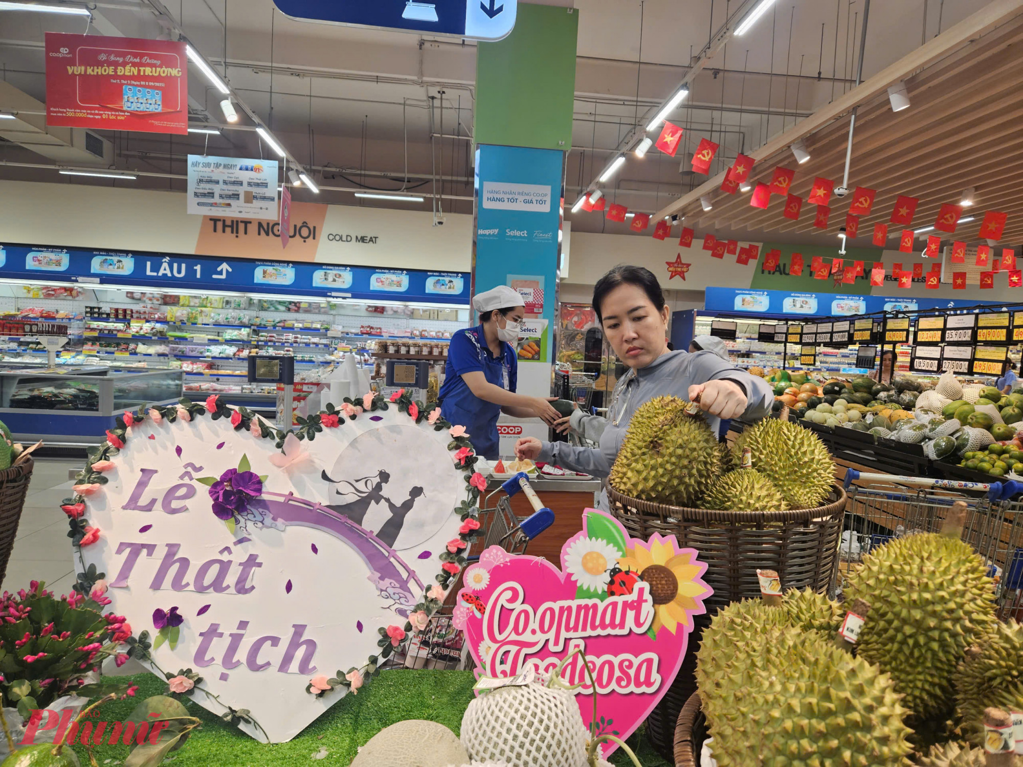 Khách hàng tranh thủ mua sầu riêng giảm giá tại siêu thị Co.opmart Quang Trung (TPHCM)