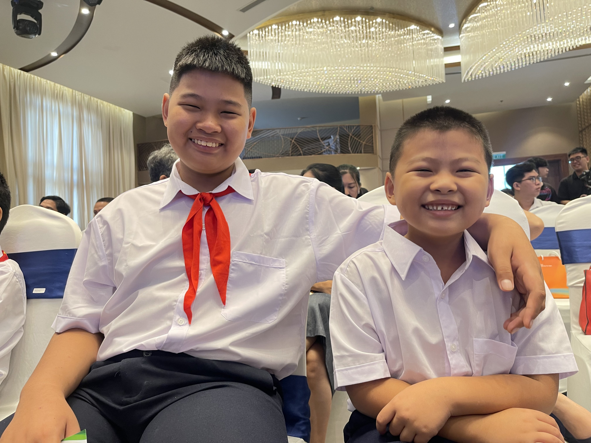 Nụ cười rạng rỡ của hai anh em bé Nguyễn Phạm Gia Bảo (13 tuổi) và Nguyễn Phạm Gia Khánh (7 tuổi) ngụ tại Vũng Tàu tại lễ trao học bổng. Hai bé đi cùng mẹ. Ba bé đã hiến tạng nhân đạo để tiếp nối hy vọng sống cho bao người (ảnh: Thanh Huyền)