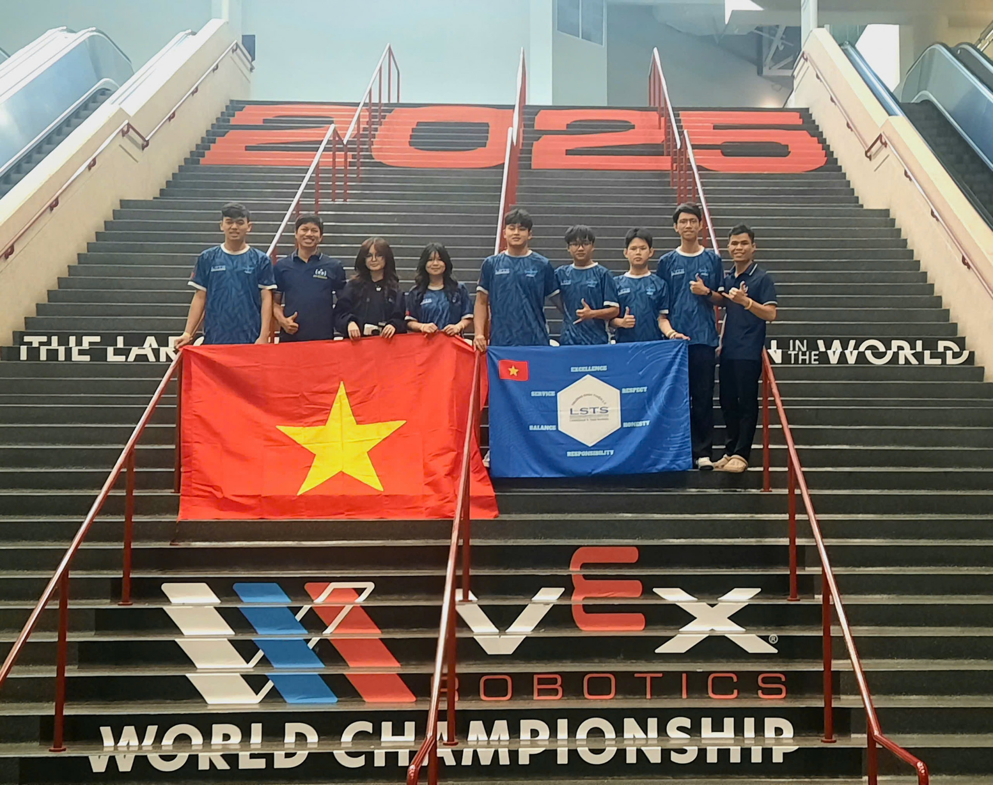 Từ Trị Thiên khói lửa đến Giải vô địch thế giới VEX Robotics: Ngọn lửa 2/9 qua hai thế hệ nữ sinh Nguyễn Nhật Ánh Du (thành viên đội Việt Nam vào chung kết Giải vô địch thế giới VEX Robotics tại Mỹ)
