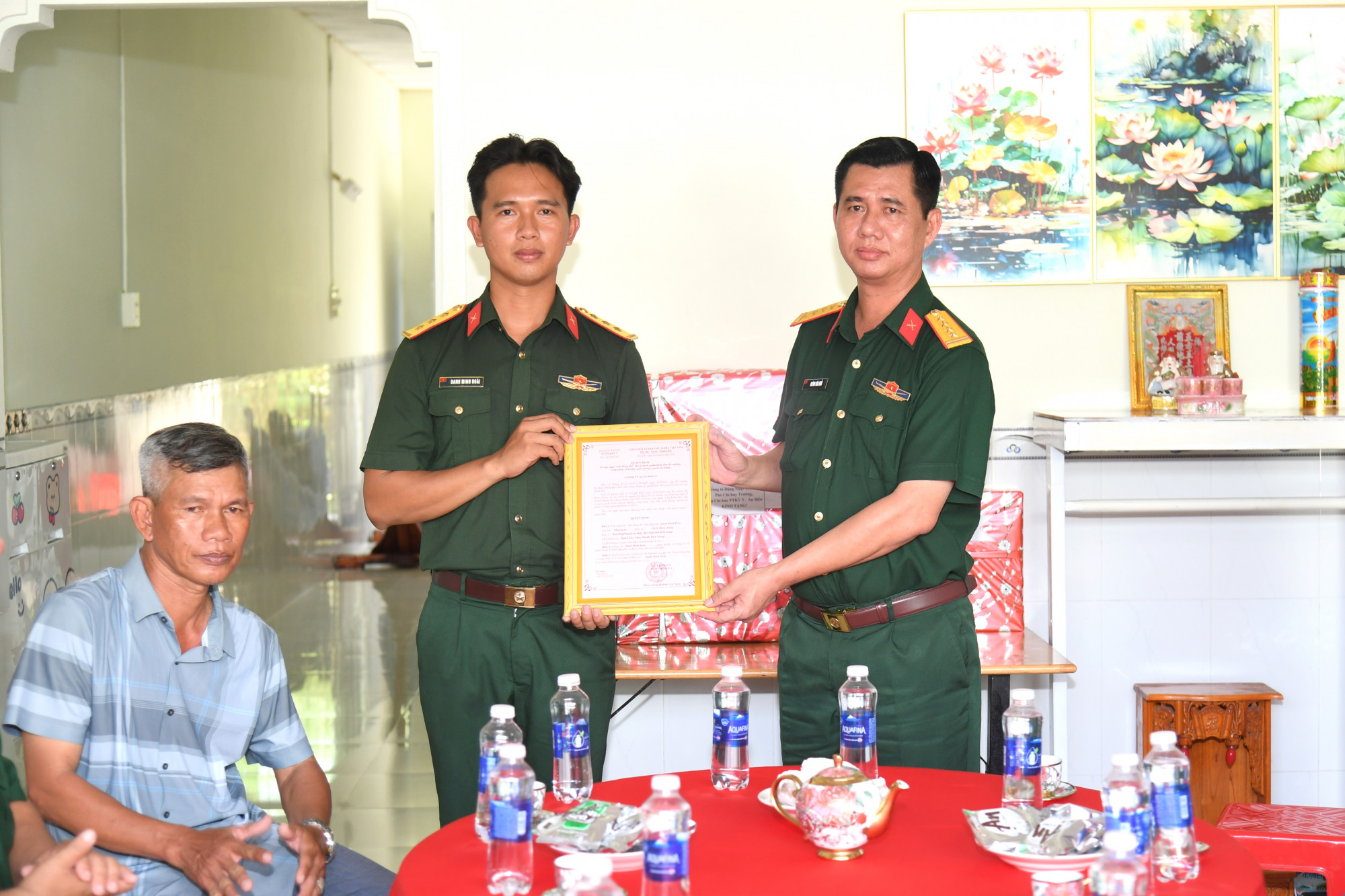 Đại tá Huỳnh Văn Khởi - Chính ủy Bộ CHQS tỉnh An Giang trao nhà đồng đội cho các sĩ quan khó khăn về nhà ở - Ảnh Phương Vũ