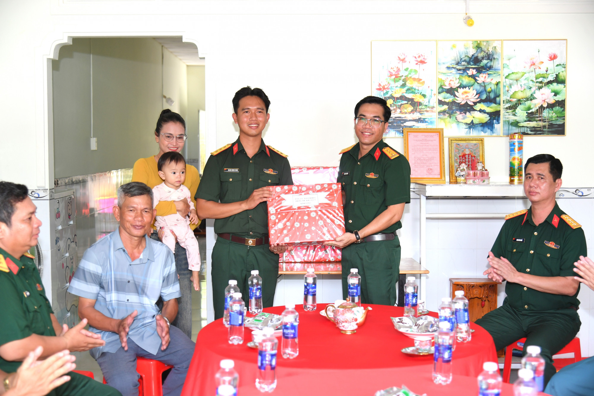 Đại diện các đơn vị tặng quà cho gia đình thượng úy Danh Minh Hoài - Ảnh Phương Vũ