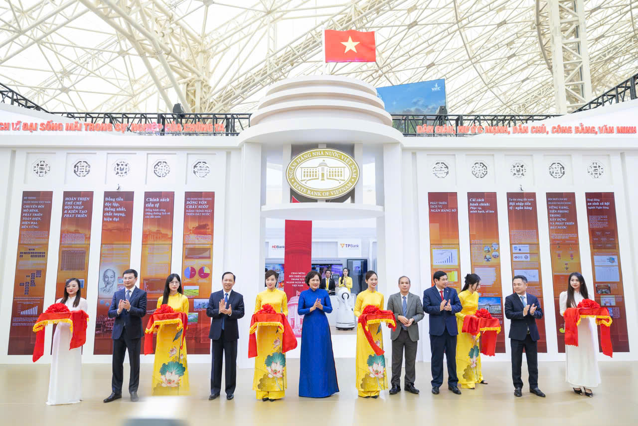 Lãnh đạo Ngân hàng Nhà nước Việt Nam (NHNN) cắt băng khai mạc triển lãm ngành Ngân hàng - Ảnh: Nam A Bank