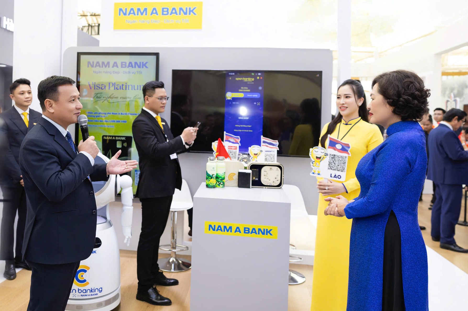 Bà Nguyễn Thị Hồng - Thống đốc NHNN (bìa phải) tham quan khu trải nghiệm Nam A Bank - Ảnh: Nam A Bank