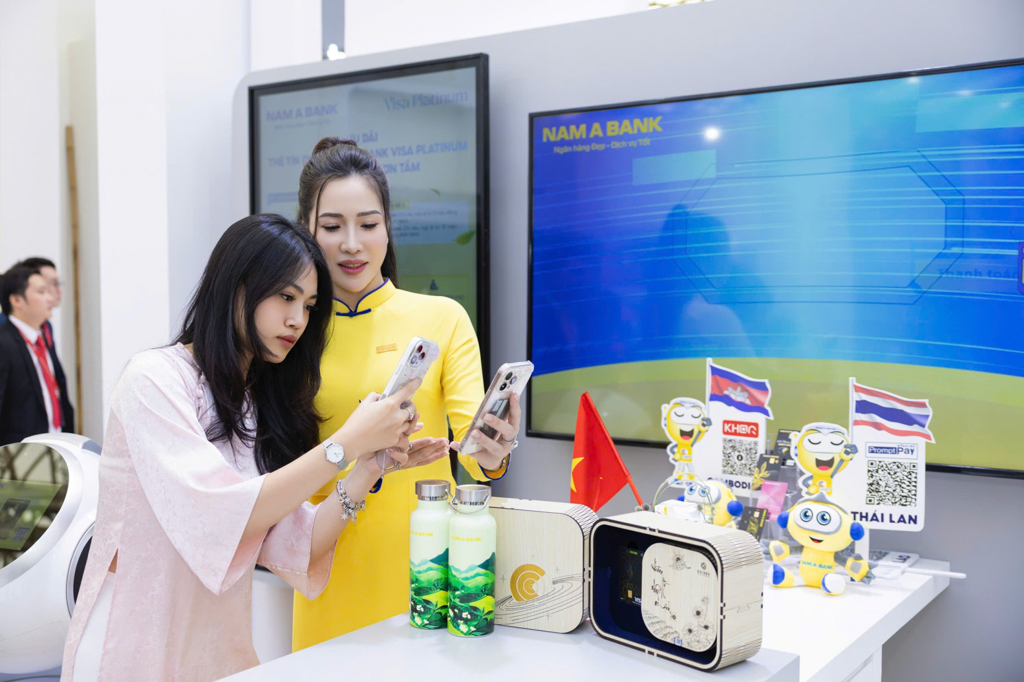 Khách tham quan gian hàng Nam A Bank tại triển lãm - Ảnh: Nam A Bank