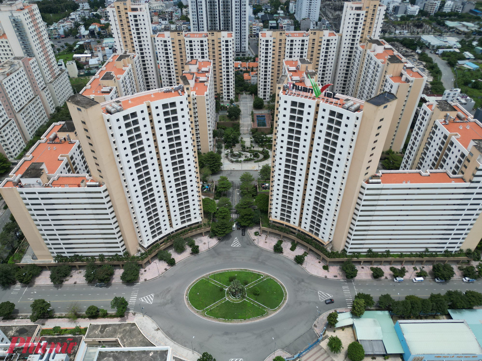Toàn bộ 3.790 căn hộ này đều nằm trong khu tái định rộng 38,4 ha sát bên đại lộ Mai Chí Thọ.  UBND TPHCM yêu cầu quá trình đấu giá phải được triển khai đồng bộ với tiến độ xây dựng Khu đô thị mới Thủ Thiêm, gắn với kế hoạch phát triển kinh tế - xã hội của thành phố, đồng thời kiên quyết khắc phục tình trạng chậm trễ kéo dài nhiều năm qua.