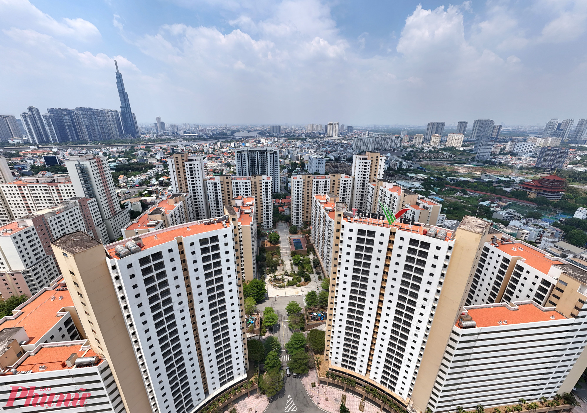 TPHCM đã nhiều lần tổ chức đấu giá các căn hộ này nhưng đều không thành công. Giá khởi điểm từ 8.800 tỉ đồng năm 2018, rồi tăng lên 9.100 tỉ đồng năm 2019, 9.900 tỉ đồng năm 2021, nhưng không có người mua. Lần đấu giá thứ tư năm 2023 cũng thất bại.