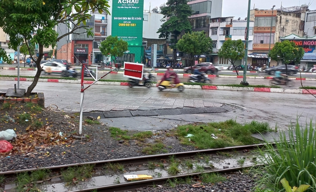 Đường sắt đi qua tuyến đường Phạm Văn Đồng, TPHCM. Ảnh: Tứ Quý